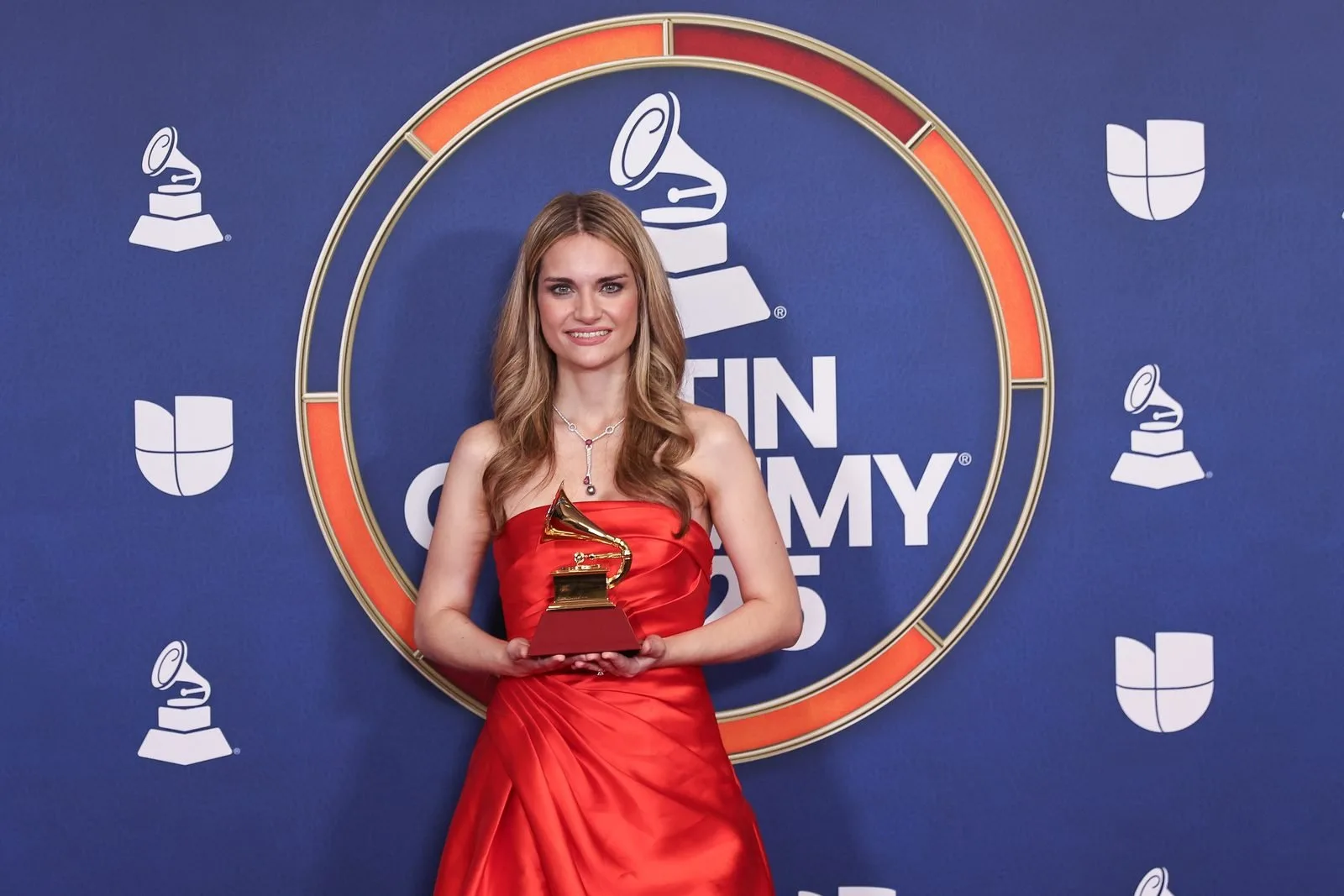 Isabel Dobarro holding the Latin Grammy for Best Classical Album